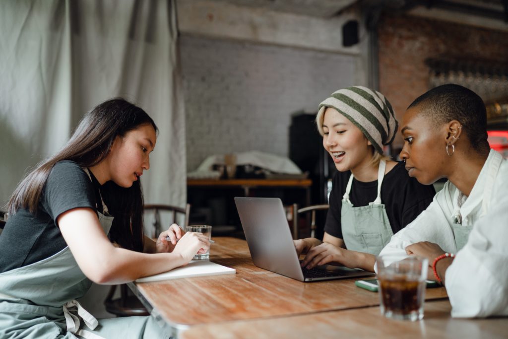Groupe de collègue qui travaille sur la féodalisation des talents